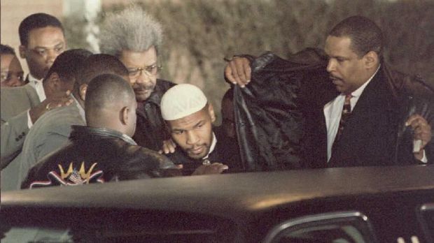 Mike Tyson ketika keluar dari penjara. (JOHN RUTHROFF / AFP) | INFOACEH.net TISON