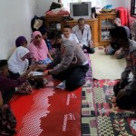 Dirlantas Polda Aceh Kombes Pol Dicky Sondani memberikan bantuan kepada tiga korban kebakaran di Desa Lam Hasan Kecamatan Darussalam Aceh Besar, Senin (8/11).