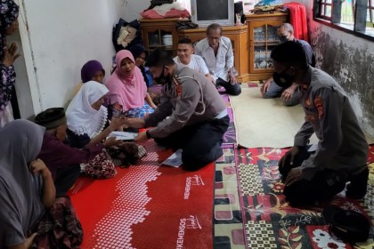Dirlantas Polda Aceh Kombes Pol Dicky Sondani memberikan bantuan kepada tiga korban kebakaran di Desa Lam Hasan Kecamatan Darussalam Aceh Besar, Senin (8/11).