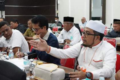 Anggota Badan Anggaran DPRA Tgk H Irawan Abdullah, Sabtu (20/11) dalam pertemuan Banggar DPRA dengan para Komisaris dan Direksi Bank Aceh Syariah