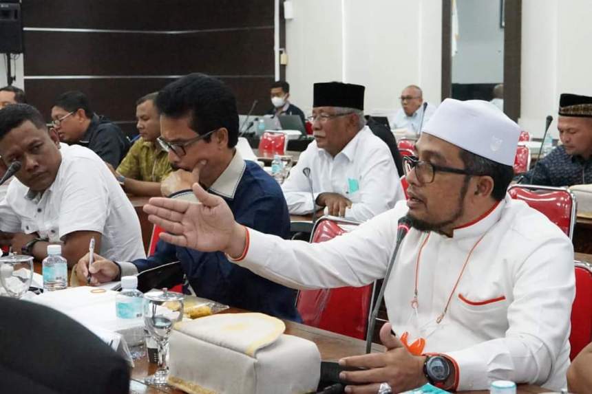 Anggota Badan Anggaran DPRA Tgk H Irawan Abdullah, Sabtu (20/11) dalam pertemuan Banggar DPRA dengan para Komisaris dan Direksi Bank Aceh Syariah