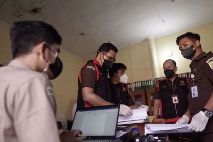 Tim Penyidik Tindak Pidana Khusus Kejari Aceh Barat, Rabu (26/1) melakukan penggeledahan di Kantor Dinas Pendidikan Aceh Barat