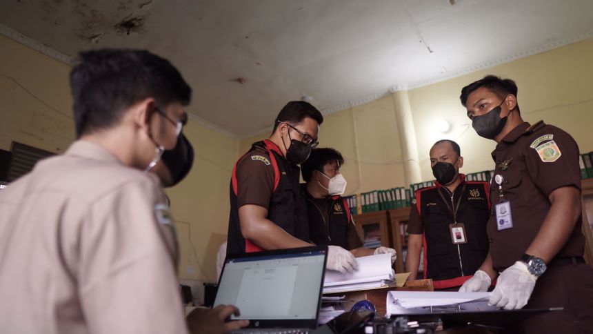 Tim Penyidik Tindak Pidana Khusus Kejari Aceh Barat, Rabu (26/1) melakukan penggeledahan di Kantor Dinas Pendidikan Aceh Barat