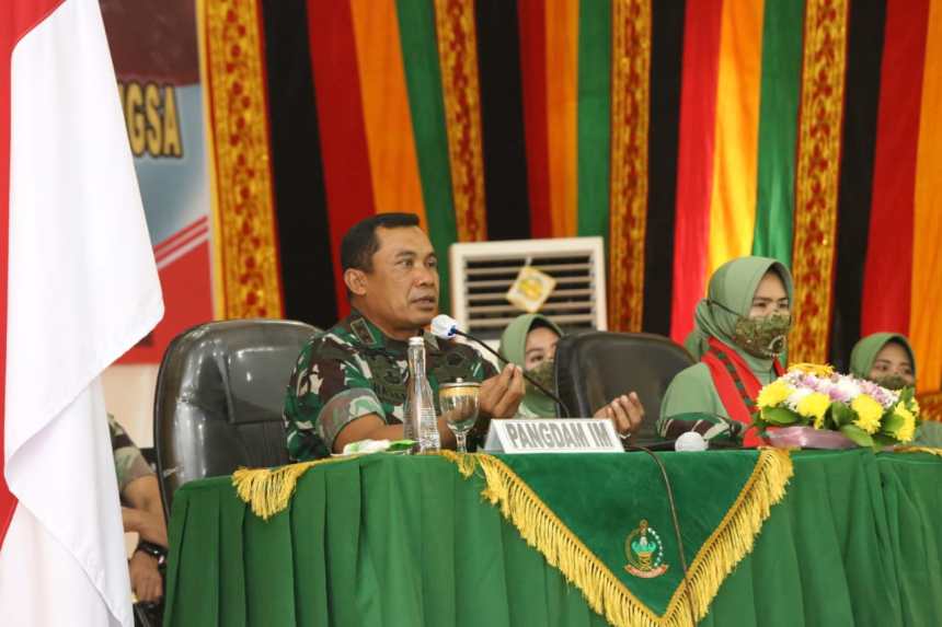 Pangdam IM Mayjen TNI Mohamad Hasan memberikan arahan saat melaksanakan kunjungan kerja ke Korem 011/Lilawangsa, Lhokseumawe