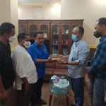 Ketua PWI Aceh Nasir Nurdin menerima kue HUT ke-76 PWI dan HPN 2022 dari Kacab BP Jamsostek Banda Aceh, Awalul Rizal ketika bersilaturahmi ke Kantor PWI Aceh Jum'at sore (11/2)