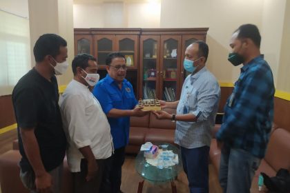 Ketua PWI Aceh Nasir Nurdin menerima kue HUT ke-76 PWI dan HPN 2022 dari Kacab BP Jamsostek Banda Aceh, Awalul Rizal ketika bersilaturahmi ke Kantor PWI Aceh Jum'at sore (11/2)