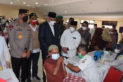 Gubernur Aceh Nova Iriansyah dan Kapolda Aceh Irjen Pol Ahmad Haydar tinjau vaksinasi di Bener Meriah dan Aceh Tengah, Jum'at (11/2)