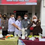 Kajari Aceh Utara Diah Ayu Hartati L Akbari memimpin pemusnahan narkotika jenis sabu senilai Rp 8,2 miliar, Rabu (16/2)