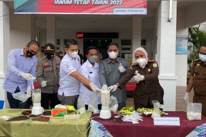 Kajari Aceh Utara Diah Ayu Hartati L Akbari memimpin pemusnahan narkotika jenis sabu senilai Rp 8,2 miliar, Rabu (16/2)