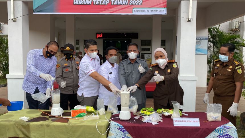 Kajari Aceh Utara Diah Ayu Hartati L Akbari memimpin pemusnahan narkotika jenis sabu senilai Rp 8,2 miliar, Rabu (16/2)