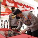 Kapolda Aceh Irjen Pol Ahmad Haydar menandatangani prasasti saat meresmikan dua gedung hibah dari Pemkab Gayo Lues, yaitu Gedung Aula Adi Pradana dan Asrama Polisi Polsek Pining, Rabu (16/2)