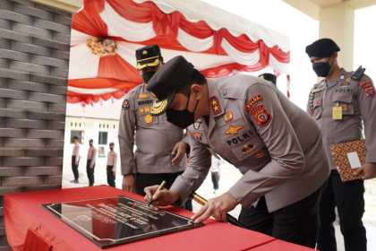 Kapolda Aceh Irjen Pol Ahmad Haydar menandatangani prasasti saat meresmikan dua gedung hibah dari Pemkab Gayo Lues, yaitu Gedung Aula Adi Pradana dan Asrama Polisi Polsek Pining, Rabu (16/2)
