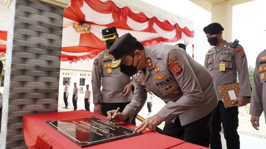 Kapolda Aceh Irjen Pol Ahmad Haydar menandatangani prasasti saat meresmikan dua gedung hibah dari Pemkab Gayo Lues, yaitu Gedung Aula Adi Pradana dan Asrama Polisi Polsek Pining, Rabu (16/2)