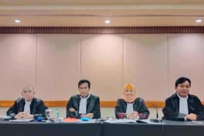 Sulistyowati dan timnya dalam sidang uji materi atau judicial review Pasal 201 Ayat (10) dan ayat (11) UU Nomor 10 Tahun 2016 tentang Pemilihan Gubernur, Bupati dan Wali Kota di Mahkamah Konstitusi, Selasa (22/2)
