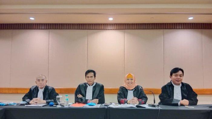 Sulistyowati dan timnya dalam sidang uji materi atau judicial review Pasal 201 Ayat (10) dan ayat (11) UU Nomor 10 Tahun 2016 tentang Pemilihan Gubernur, Bupati dan Wali Kota di Mahkamah Konstitusi, Selasa (22/2)