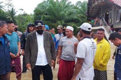 Bupati Aceh Timur Hasballah M Thaib atau akrab disapa Rocky meninjau langsung beberapa daerah yang tergenang banjir akibat hujan lebat menguyur kabupaten ini