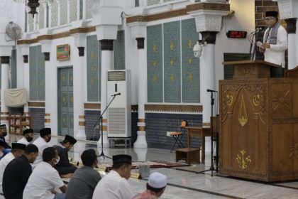 Gubernur Nova Iriansyah memberikan sambutan pada peringatan Isra‘ Mi‘raj Nabi Muhammad Shallallahu 'Alaihi Wasallam 1443 Hijriah di Masjid Raya Baiturrahman Banda Aceh, Ahad (27/2) malam