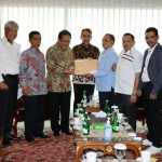 Wakil Ketua KPA Pusat Abu Razak didampingi Bupati Pidie Jaya Aiyub Abbas dan Jubir KPA Azhari Cage menyerahkan nama-nama eks kombatan GAM kepada Menteri ATR/Kepala BPN Sofyan Djalil disaksikan Wakil Ketua MPR RI Ahmad Muzani di Gedung Nusantara III, Jakarta, Kamis (24/3)