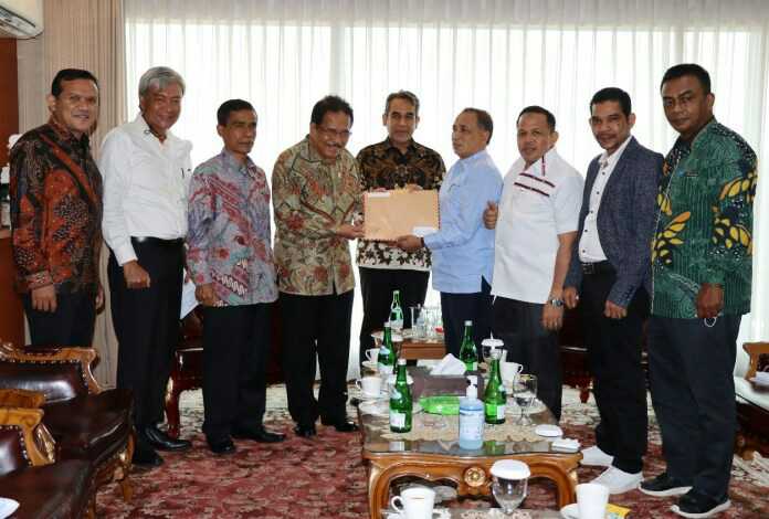 Wakil Ketua KPA Pusat Abu Razak didampingi Bupati Pidie Jaya Aiyub Abbas dan Jubir KPA Azhari Cage menyerahkan nama-nama eks kombatan GAM kepada Menteri ATR/Kepala BPN Sofyan Djalil disaksikan Wakil Ketua MPR RI Ahmad Muzani di Gedung Nusantara III, Jakarta, Kamis (24/3)
