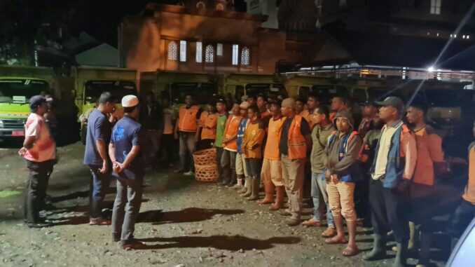 DLHK3 Banda Aceh mengerahkan 42 pasukan orange untuk membersihkan dampah selama Ramadhan 1443 Hijriah
