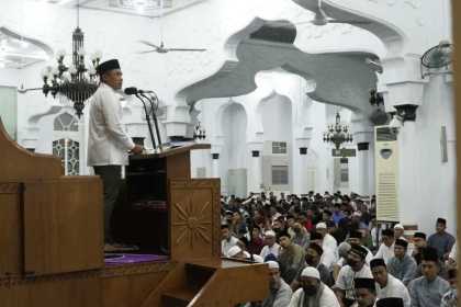Pangdam IM Mayjen TNI Mohamad Hasan menyampaikan ceramah Ramadhan 1443 Hijriah di Masjid Raya Baiturahman Banda Aceh, Kamis (7/4) malam