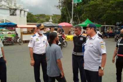 Dishub Banda Aceh menertibkan juru parkir liar musiman yang muncul selama bulan Ramadhan