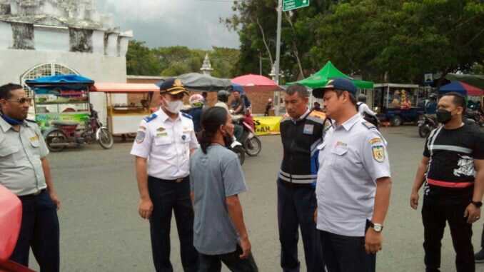 Dishub Banda Aceh menertibkan juru parkir liar musiman yang muncul selama bulan Ramadhan