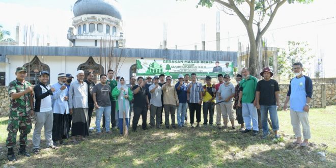 ASN Biro Administrasi Pimpinan Setda Aceh, saat menggelar gotong royong bersama masyarakat dalam rangkaian New Safari Ramadhan 1443 Hijriah Pemerintah Aceh, di Gampong Krueng Mak, Kecamatan Simpang Tiga, Aceh Besar, Sabtu (9/4)