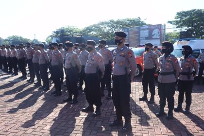 Polda Aceh menggelar pasukan pengamanan aksi damai 11 April di halaman Mapolda Aceh, Ahad (10/4) pagi