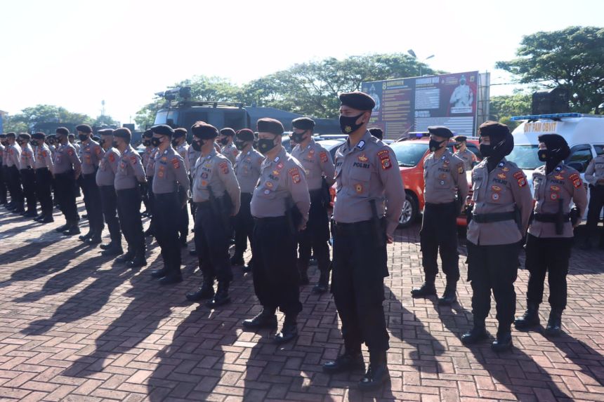 Polda Aceh menggelar pasukan pengamanan aksi damai 11 April di halaman Mapolda Aceh, Ahad (10/4) pagi