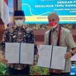 Gubernur Aceh Nova Iriansyah bersama Gubernur Jawa Tengah Ganjar Pranowo melakukan penandatanganan kerja sama pengembangan potensi daerah antara Pemerintah Aceh dengan Pemerintah Jawa Tengah di Anjong Mon Mata Meuligoe Gubernur Aceh, Ahad (10/4)