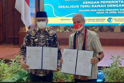 Gubernur Aceh Nova Iriansyah bersama Gubernur Jawa Tengah Ganjar Pranowo melakukan penandatanganan kerja sama pengembangan potensi daerah antara Pemerintah Aceh dengan Pemerintah Jawa Tengah di Anjong Mon Mata Meuligoe Gubernur Aceh, Ahad (10/4)