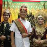 Gubernur Jawa Tengah Ganjar Pranowo (tengah) mendapat gelar kehormatan Teuku di Aceh