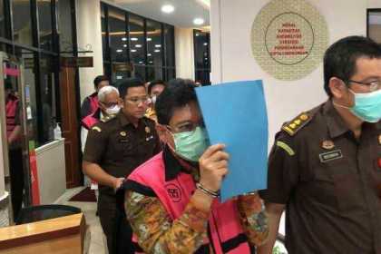 Kejaksaan Agung melakukan penahanan terhadap Direktur Jenderal Perdagangan Luar Negeri (Dirjen Daglu) Kementerian Perdagangan Indrasari Wisnu Wardhana usai ditetapkan sebagai tersangka ekspor minyak goreng, Selasa (19/4)