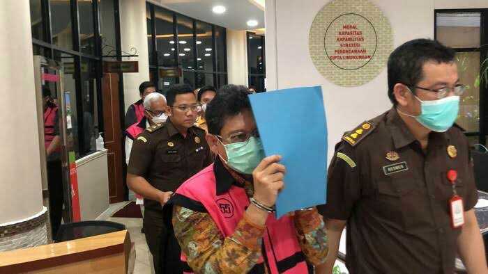 Kejaksaan Agung melakukan penahanan terhadap Direktur Jenderal Perdagangan Luar Negeri (Dirjen Daglu) Kementerian Perdagangan Indrasari Wisnu Wardhana usai ditetapkan sebagai tersangka ekspor minyak goreng, Selasa (19/4)