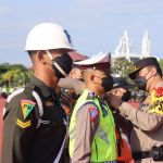 Kapolda Aceh Irjen Pol Ahmad Haydar menyematkan pita tanda Operasi Ketupat Seulawah 2022 kepada personel di Lapangan Mapolda Aceh, Jum'at (22/4)