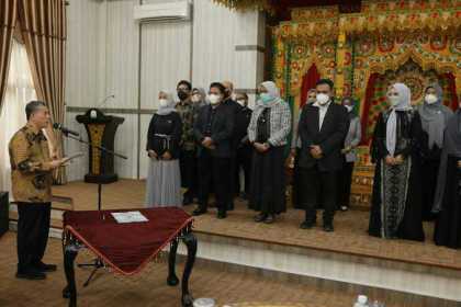 Rektor Universitas Syiah Kuala Prof Dr Ir Marwan melantik dan mengukuhkan Pengurus Alumni Australia Aceh (AAA) periode 2022-2025, Sabtu (23/4/2022)