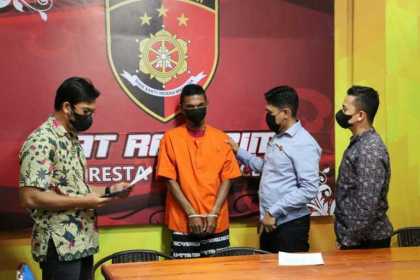 Fajri, (49) warga Kabupaten Aceh Besar diamankan Polresta Banda Aceh atas kasus penipuan dan penggelapan sejumlah uang yang dipinjamkan dari FR (53) yang juga warga Aceh Besar