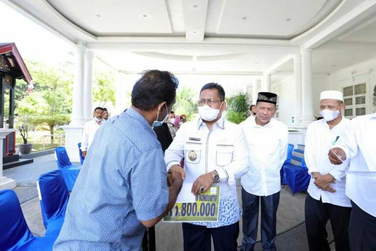 Pemko Banda Aceh melalui Baitul Mal menyalurkan dana zakat senif fakir dan miskin konsumtif senilai Rp 3 miliar lebih. Penerima zakat yang berhak berjumlah 4.206 orang