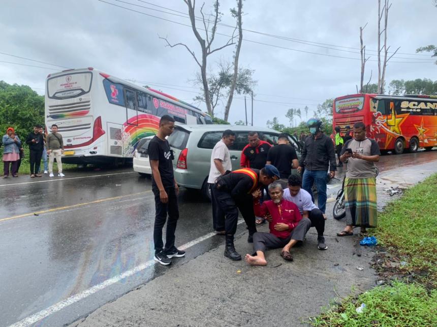 Kecelakaan lalu lintas yang melibatkan mobil Kijang Innova dan bus Pelangi terjadi di Jalan Banda Aceh - Medan tepatnya Desa Lamtamot Kecamatan Lembah Seulawah, Aceh Besar pada Jum'at pagi (6/5/2022)