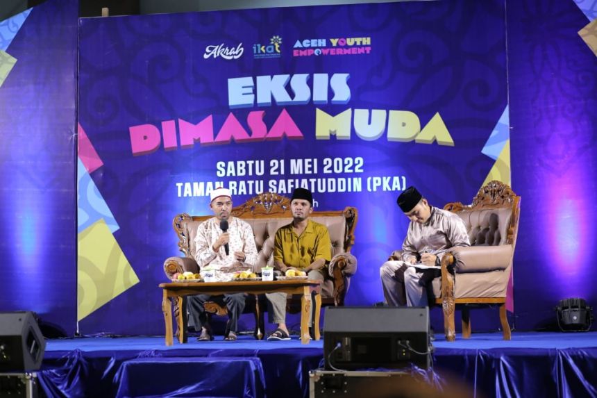 KEGIATAN sharing pengalaman bertajuk “Eksis di Masa Muda” bersama Ustadz Hanan Attaki dan Ustadz Dr Amri Fatmi Anzis yang digagas Komunitas Akrab (Jalinan Anak Muda) dan Ikatan Alumni Timur Tengah (IKAT) Aceh di Taman Sulthanah Safiatudin, Kota Banda Aceh, Sabtu malam, 21 Mei 2022