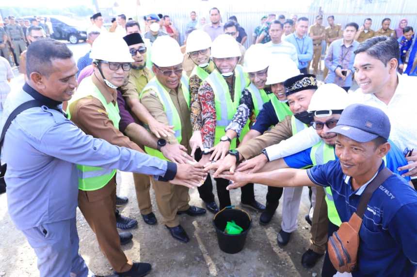 Prosesi peletakan batu pertama pembangunan Rumah Kreatif Pasar Al-Mahirah di Gampong Lamdingin, Senin (23/5/2022)