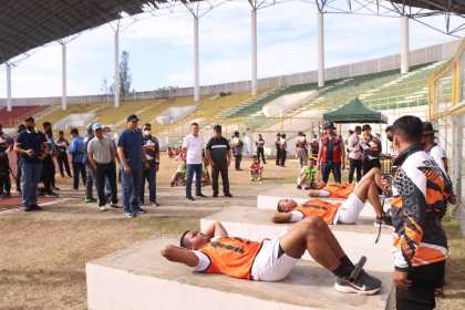 Kapolda Aceh Irjen Pol Ahmad Haydar meninjau pelaksanaan tes kesamaptaan jasmani yang diikuti ratusan calon siswa (Casis) Bintara Polri Penerimaan TA 2022 ini di Stadion Harapan Bangsa Lhong Raya Banda Aceh, Kamis (26/5)