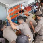 Tim gabungan Pemko Banda Aceh menertibkan bangunan tak miliki IMB di Jalan T Imum Lueng Bata, Senin (30/5)