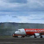 Pesawat AirAsia yang baru saja tiba dari Bandara Kuala Namu, Sumatera Utara, di Bandara Internasional SIM, Aceh Besar, Jum'at (3/6/2022)