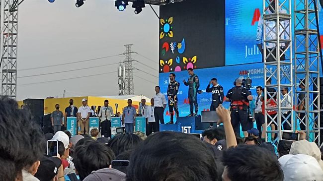 Pembalap Formula E merayakan kemenangan tanpa semprotan sampanye, Sabtu (4/6)