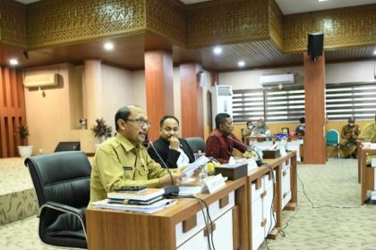 Asisten I Setda Aceh Dr M Jafar SH MHum bersama Ketua Komisi I DPD RI Fachrul Razi dan Ketua DPRA Saiful Bahri pada Seminar Uji Publik Rancangan UU tentang Perubahan UU Nomor 11 tahun 2006 tentang Pemerintahan Aceh yang diselenggarakan Komite I DPD RI, di Ruang Serbaguna Setda Aceh, Senin (6/6)