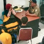 Satpol PP-WH Kota Banda Aceh mengamankan kakak beradik yang diduga berprofesi sebagai Gelandangan Pengemis (Gepeng) berkostum badut di wilayah Kota Banda Aceh, Senin (6/6)
