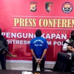 AB atau Toke AW, yang diterapkan sebagai tersangka aktor intelektual penembakan dua petani warga Indrapuri, dikawal ketat oleh dua polisi di Mapolda Aceh, Senin (6/6)