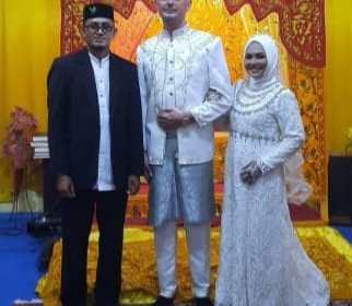 Dara Gampong Iboih Kota Sabang, Maryamah (kanan) dinikahi bule mualaf berkewarganegaraan Polandia, Debski Lukasz Pawel, didampingi Kepala KUA Kecamatan Sukakarya Tgk Firdaus SAg, Senin (6/6)